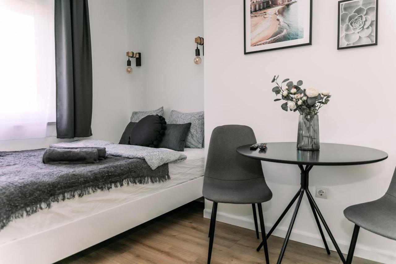 B15 - Wood&Black Apartman Gyor Exterior photo